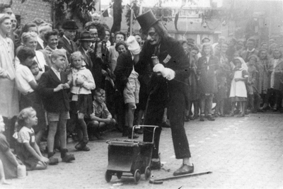 604780 Afbeelding Jo Wilbrink, verkleed als joker, tijdens een act met een baby die Adolf Hitler voorstelt, op het ...